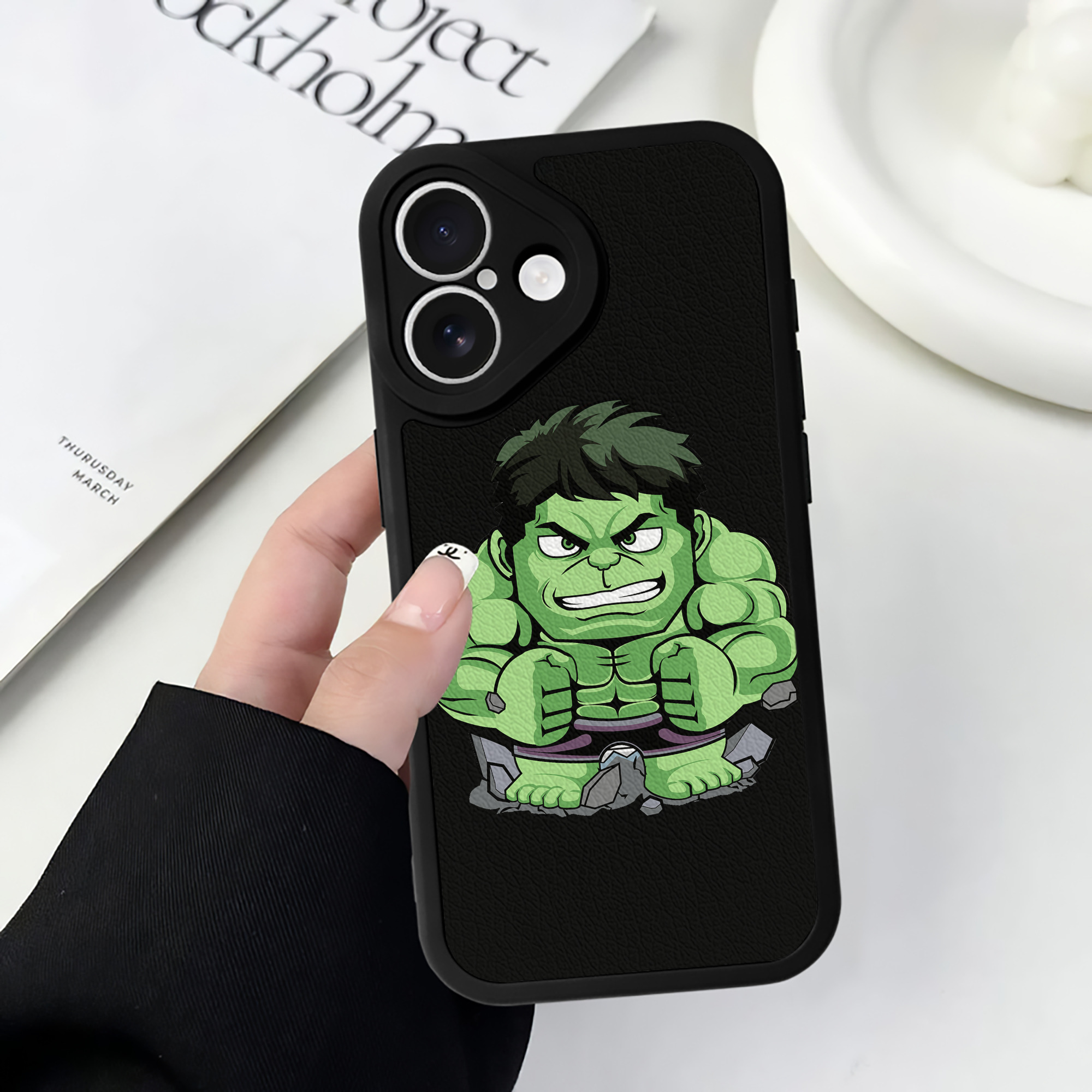 （画像用） アベンジャーズ The Avengers 【iPhone 16シリーズ対応】シリコンスマホケース（レザー調） 材質：シリコン